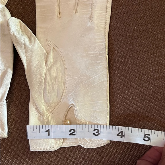 Vintage Sophisticated White Leather Gloves - Picture 6 of 14